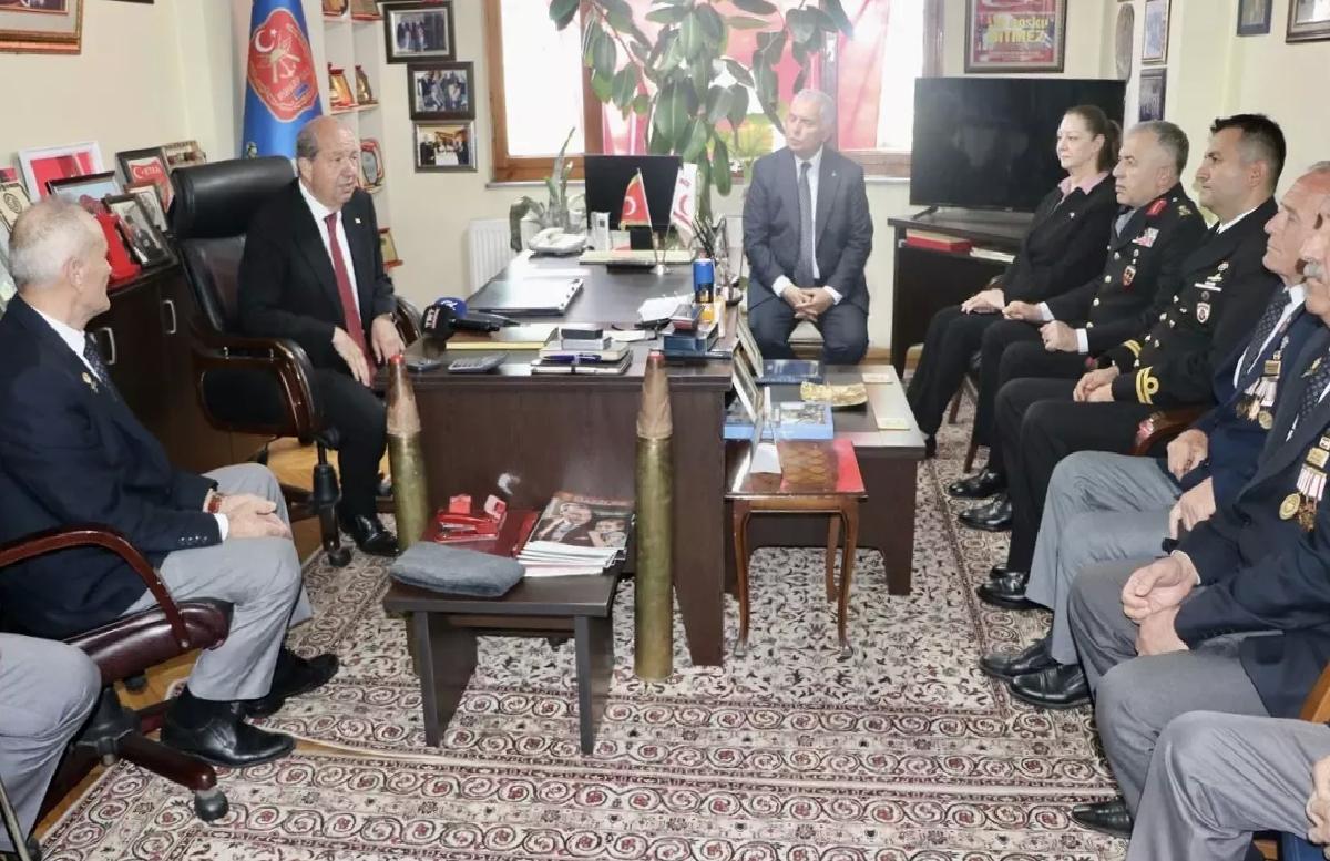 KKTC Cumhurbaşkanı Ersin Tatar, Trabzon’da Kıbrıs gazileriyle bir ortaya geldi Açıklaması