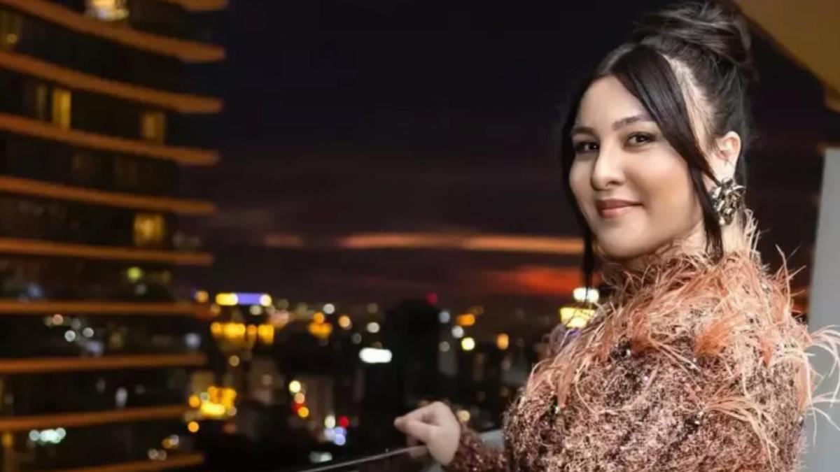 Komedyen Yasemin Sakallıoğlu’nun 12 kiloluk kıyafeti gündem oldu