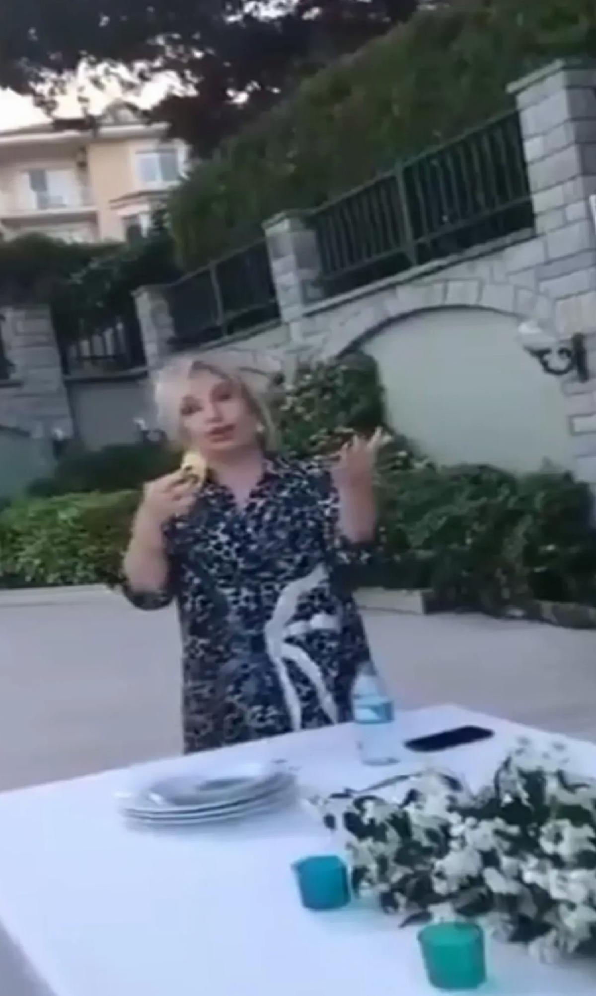 Komşularıyla yemekte Emel Sayın’dan unutulmaz bir akşam