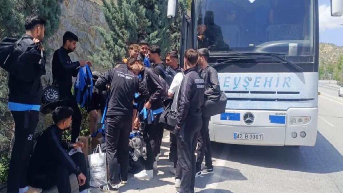 Konya’da kafile otobüsünün lastiği patlayınca futbolcular taksiyle maça yetiştirildi