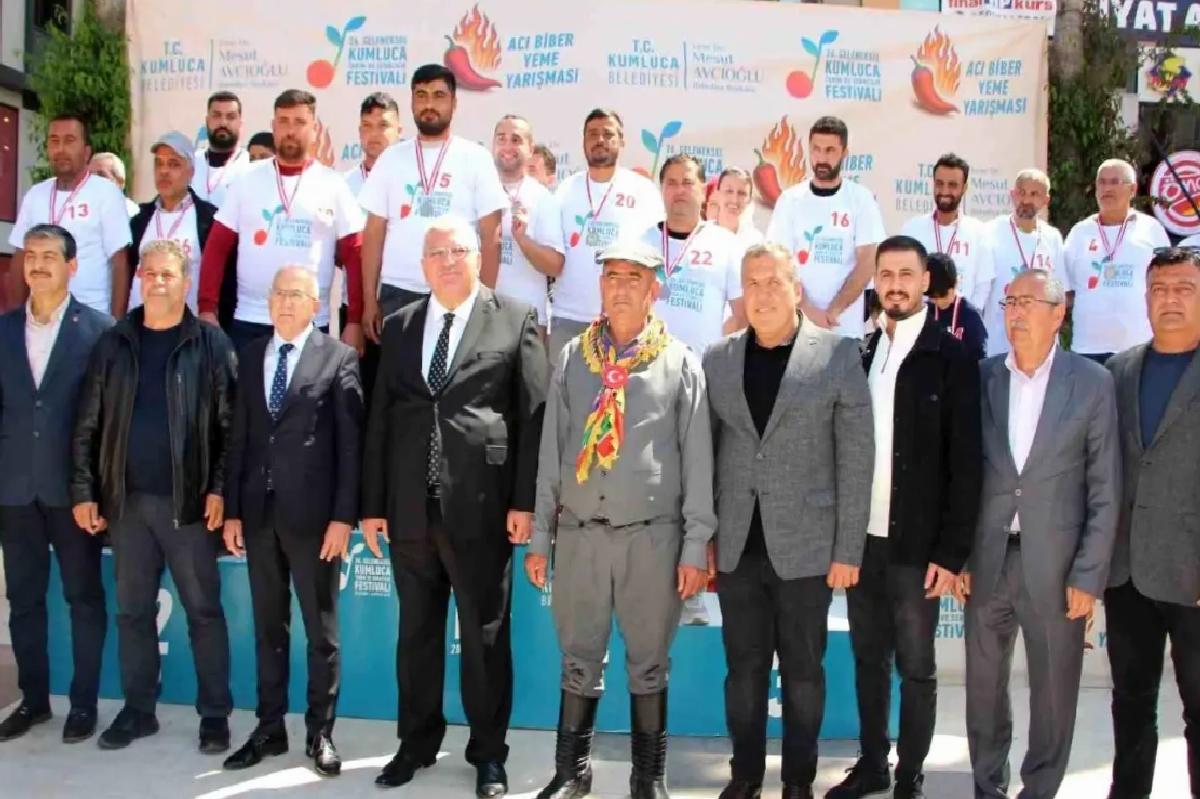 Kumluca’da Acı Biber Yeme Yarışı Renkli Anlara Sahne Oldu