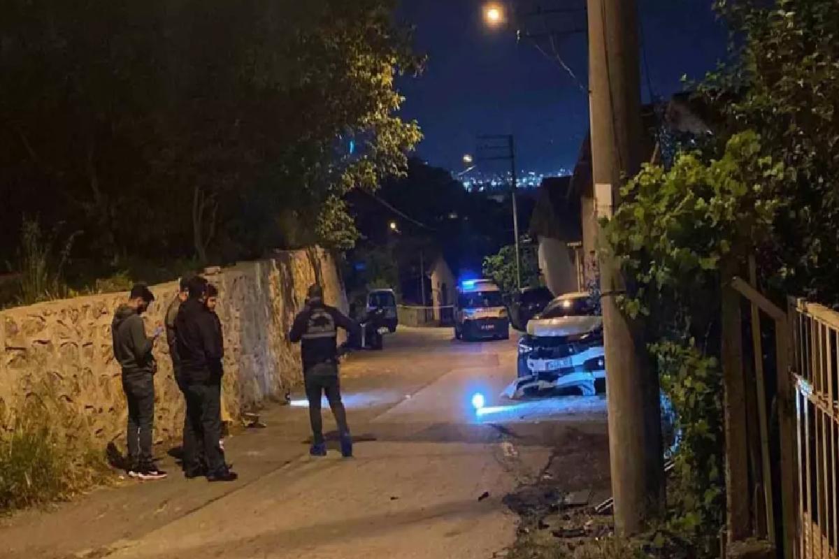 Kurşun yağmuruna tutulan araba kaza yaparak durabildi