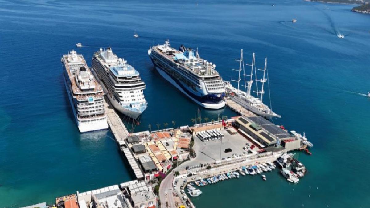 Kuşadası bir günde 5 kruvaziyer ağırladı