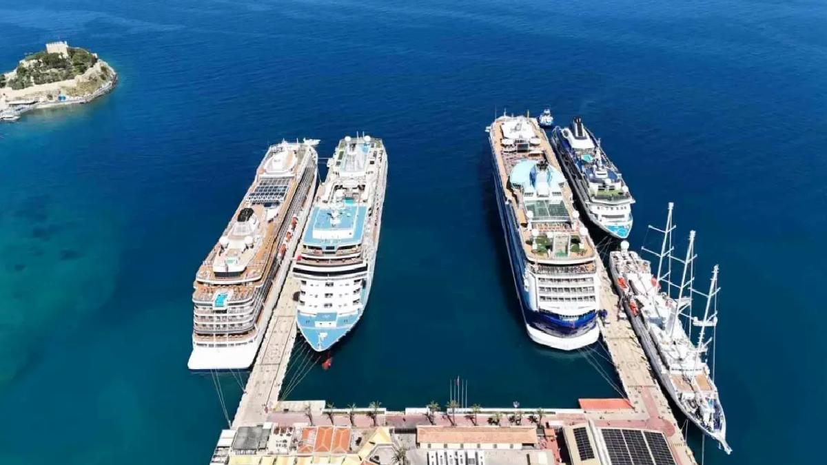 Kuşadası’na 5 Kruvaziyer Gemisiyle 4.902 Turist Geldi