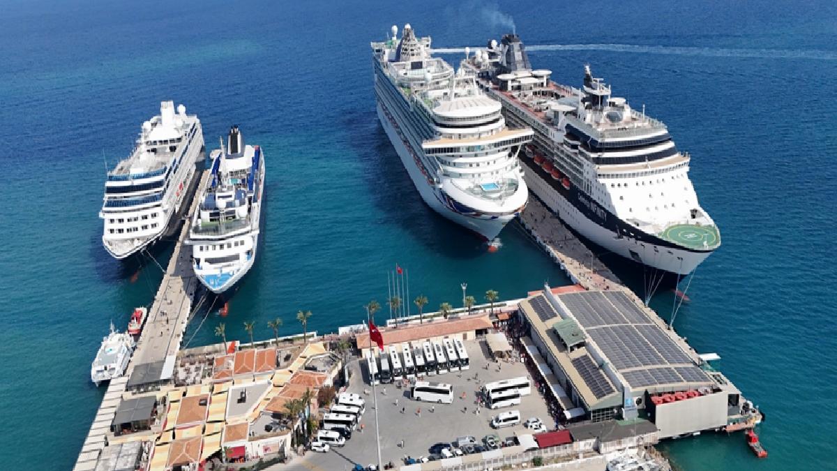 Kuşadası’na birebir anda 4 kruvaziyer demirledi