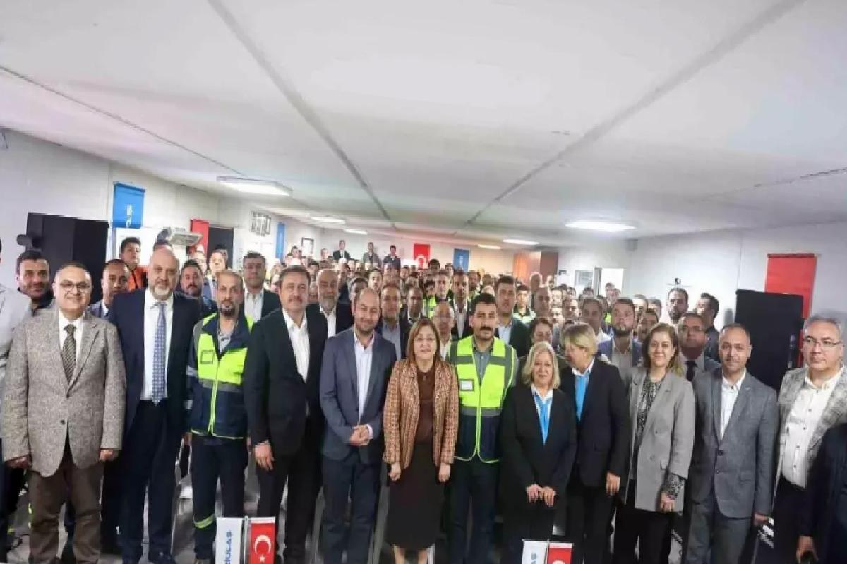 Lider Şahin, 1 Mayıs’ta belediye çalışanlarıyla bir ortaya geldi