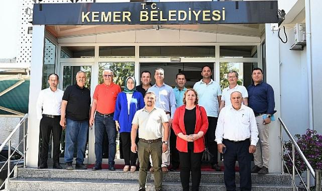 Lider Topaloğlu muhtarlarla bir ortaya geldi