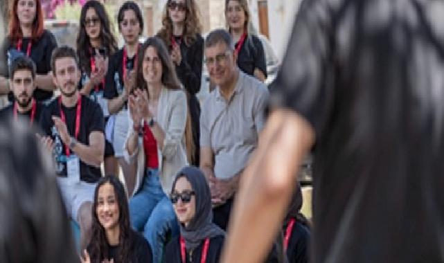 Lider Tugay Çeşme’de genç tasarımcılarla buluştu