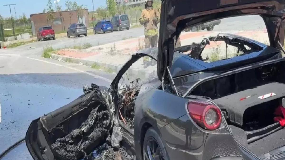Lüks Araba Yangında Küle Döndü