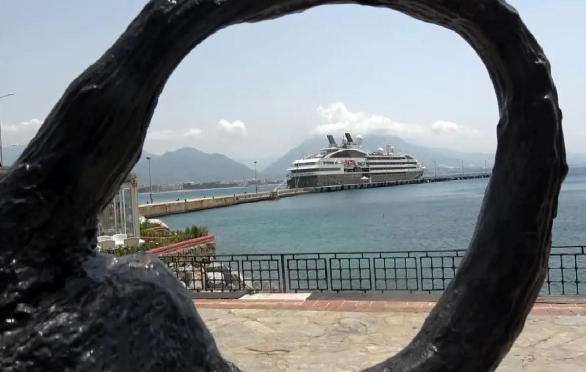 Lüks Kruvaziyer Alanya’ya Demirledi