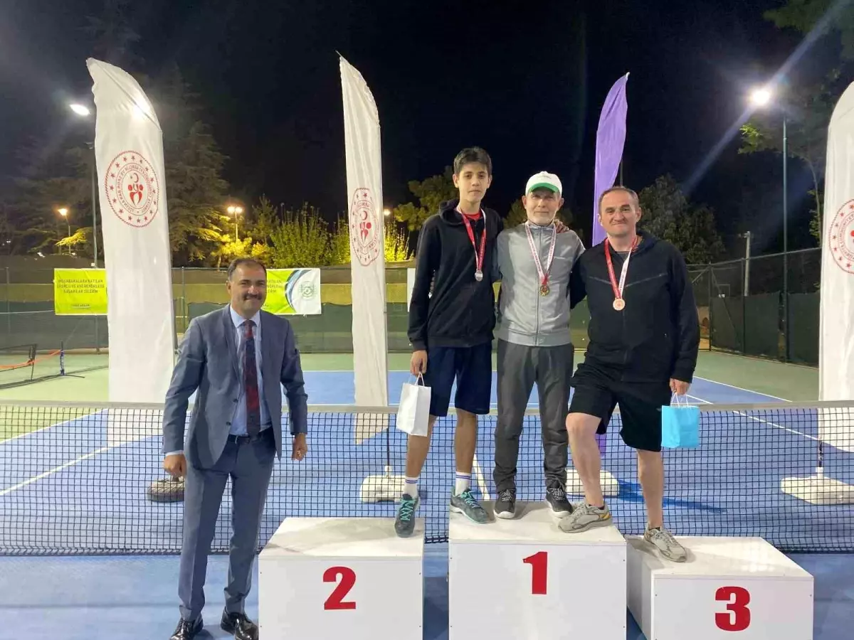 Manisa’da Gençlik Haftası Tenis Turnuvası Sona Erdi
