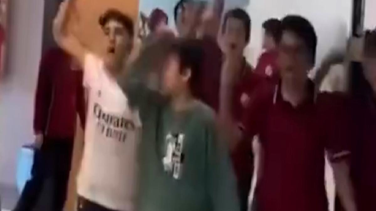 Manisa’da küçük çocuklardan ‘Ali Koç istifa’ tezahüratları