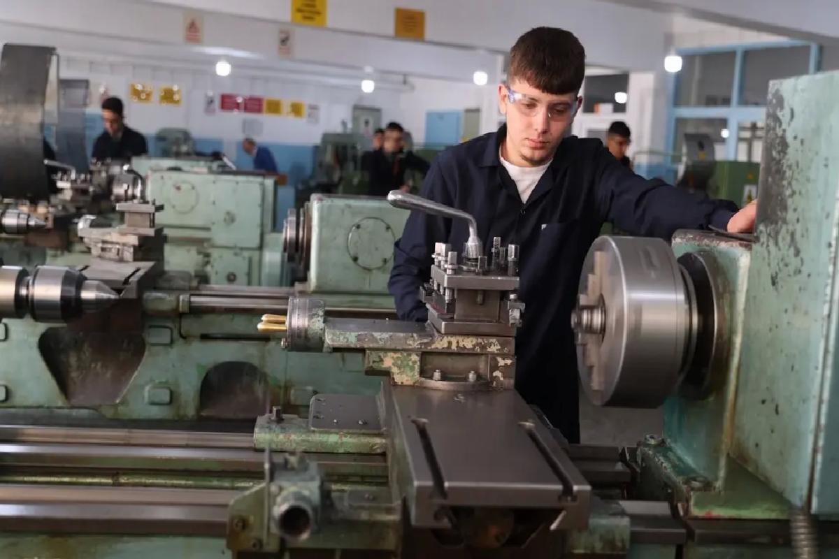 Meslek Lisesi Öğrencileri Üretime Katkı Sunuyor