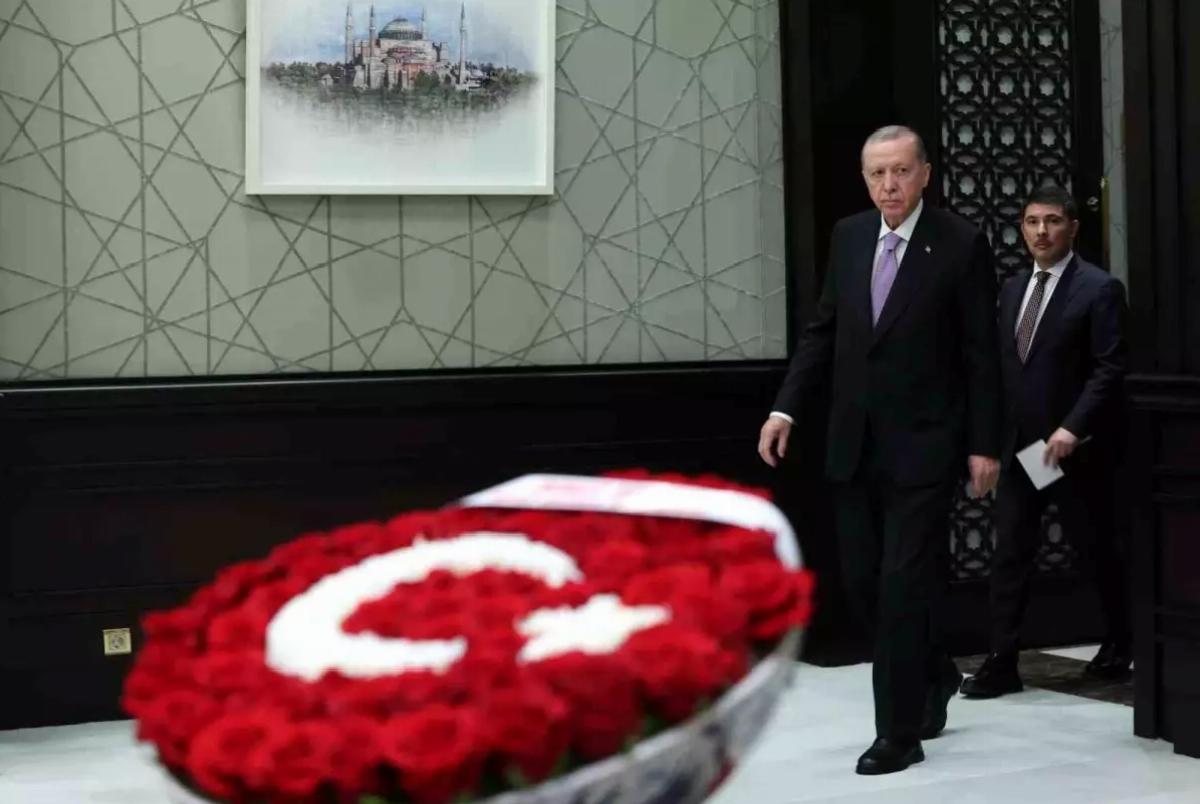 MHP Lideri Bahçeli’den Kabine’ye Türk bayraklı çiçek