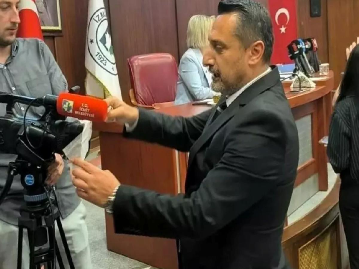 MHP’li Meclis Üyesi Canlı Yayın Kamerasını Bantladı