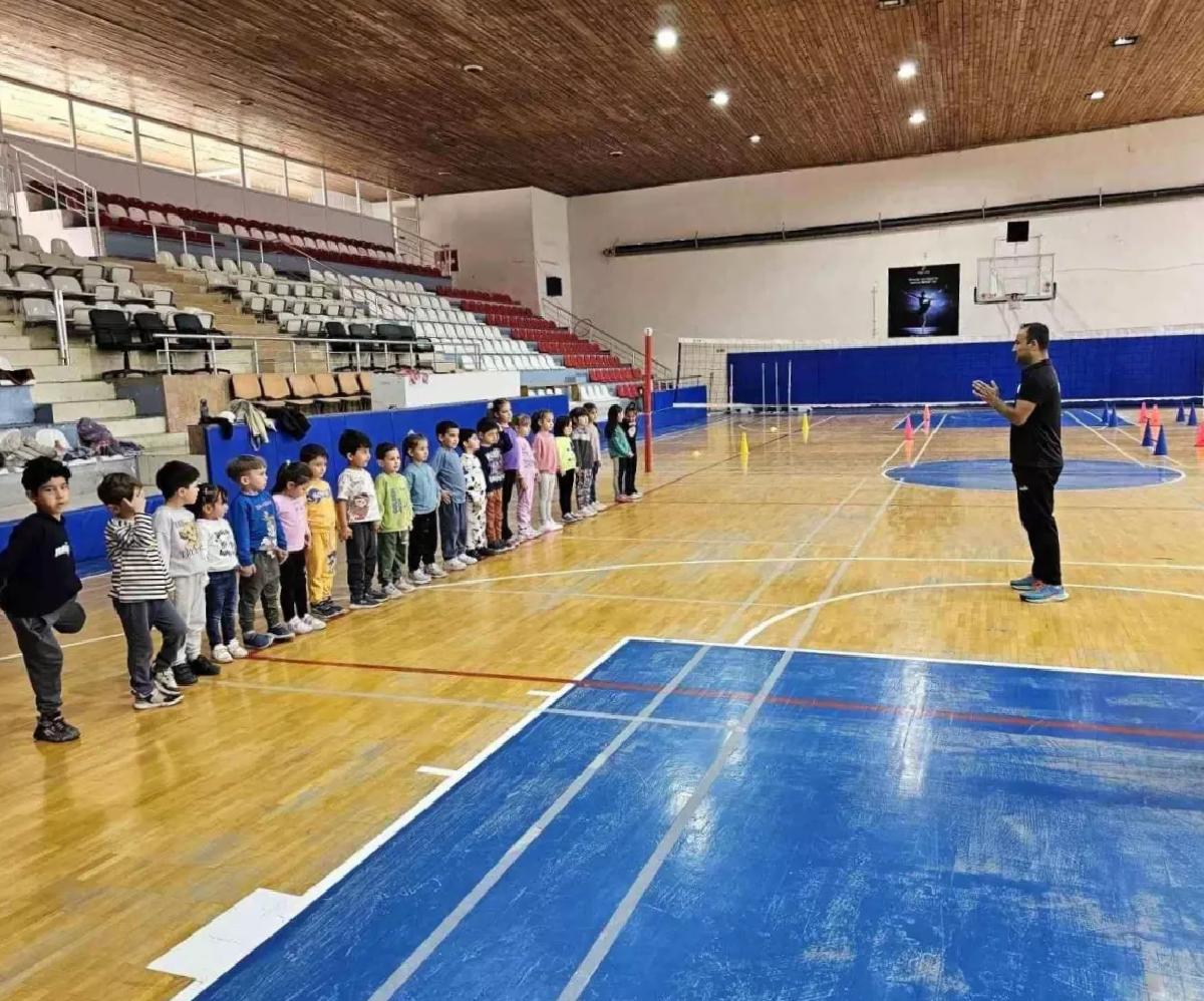 Minik Atletlerden Voleybol Aktifliği