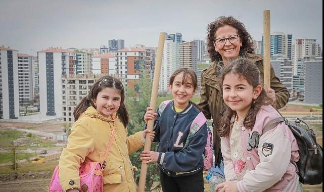 Minik Eller Fidanları Toprakla Buluşturdu