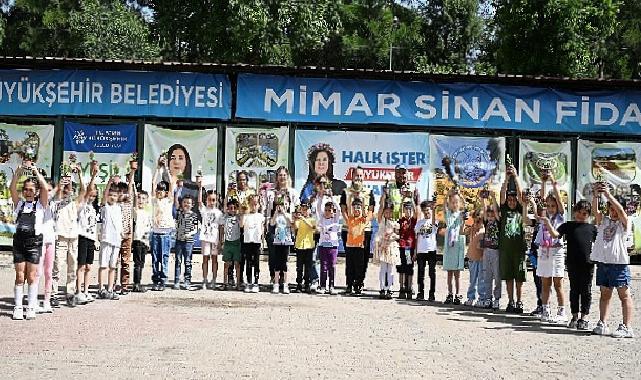 Minik öğrenciler anneleri için en hoş hediyeyi Büyükşehir Belediyesi’nin fidanlığında elleriyle dikti