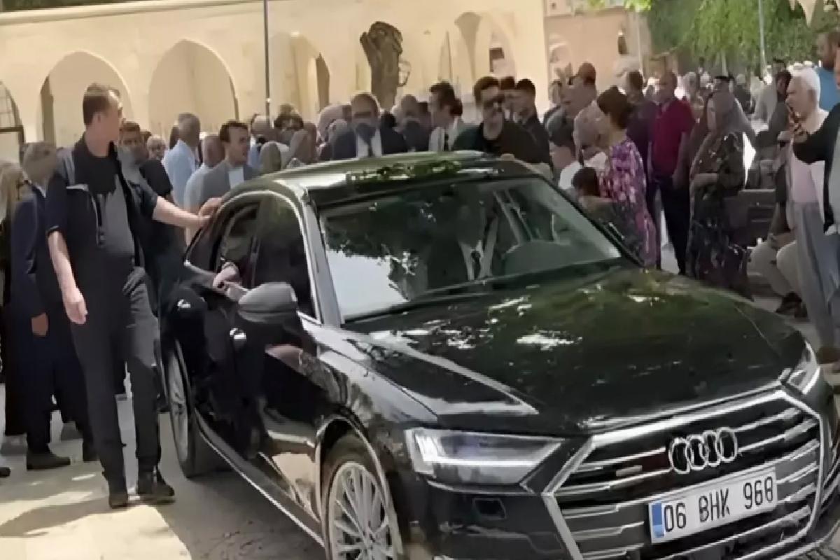 Müsavat Dervişoğlu kutsal yere makam aracıyla girdi
