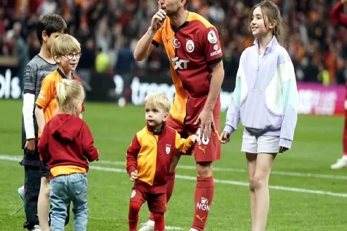 Muslera ve Mertens’ten Taraftarlara 3’lü
