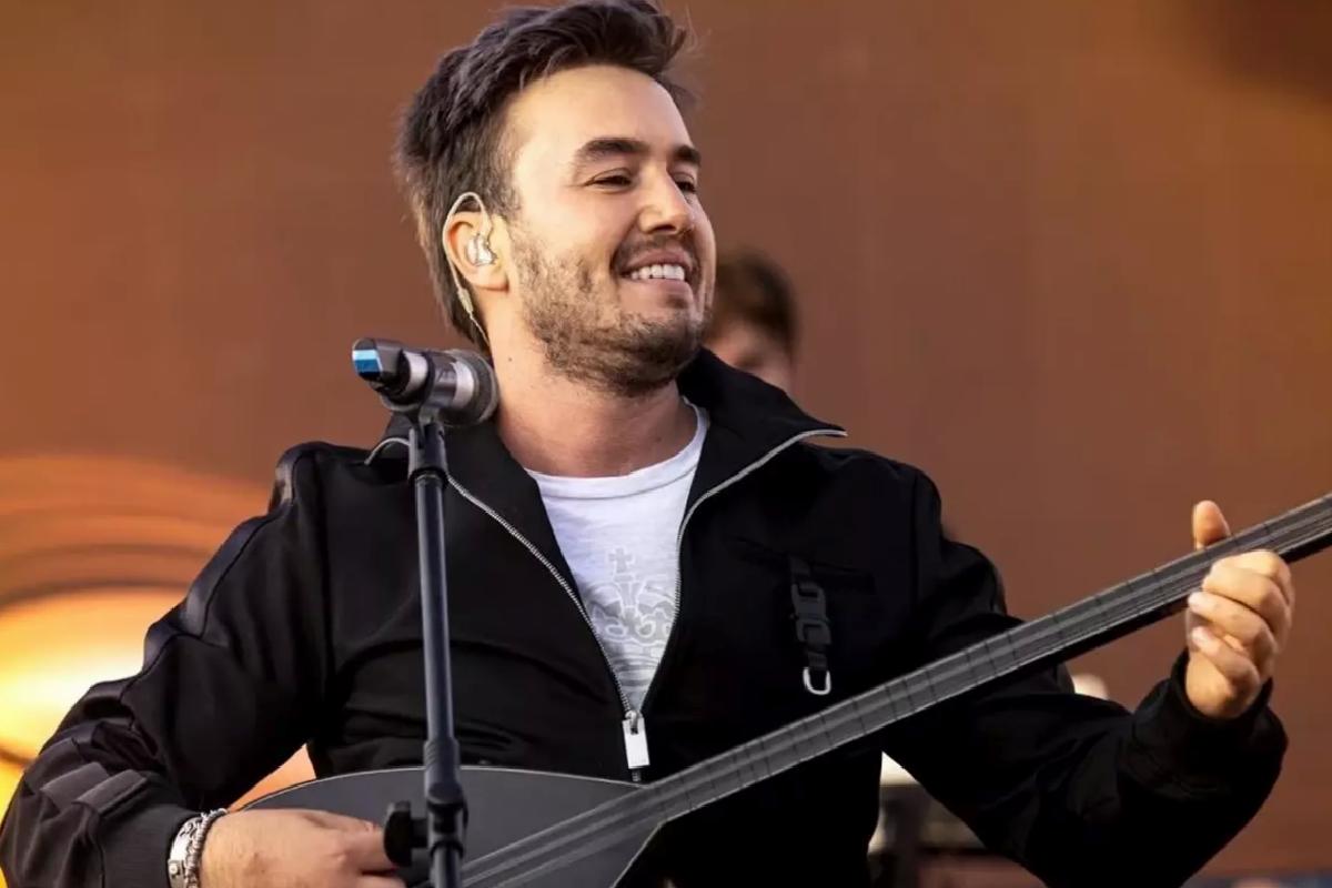 Mustafa Ceceli, mağaza açılışında sevenleriyle buluştu