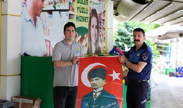 NARLIDERE BELEDİYESİ BASIN MERKEZİ NARLIDERE BELEDİYESİ’NDEN ESNAFA BAYRAK DAĞITIMI Narlıdere Belediyesi, 19 Mayıs’ın 106’ncı yıl dönümü kutlamaları kapsamında ilçe esnafına Atatürk baskılı Türk Bayrağı dağıttı