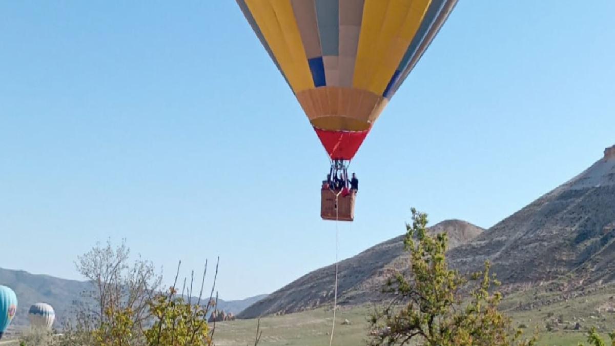 Nevşehir’de sıcak hava balonu, kayalıklara mecburî iniş yaptı