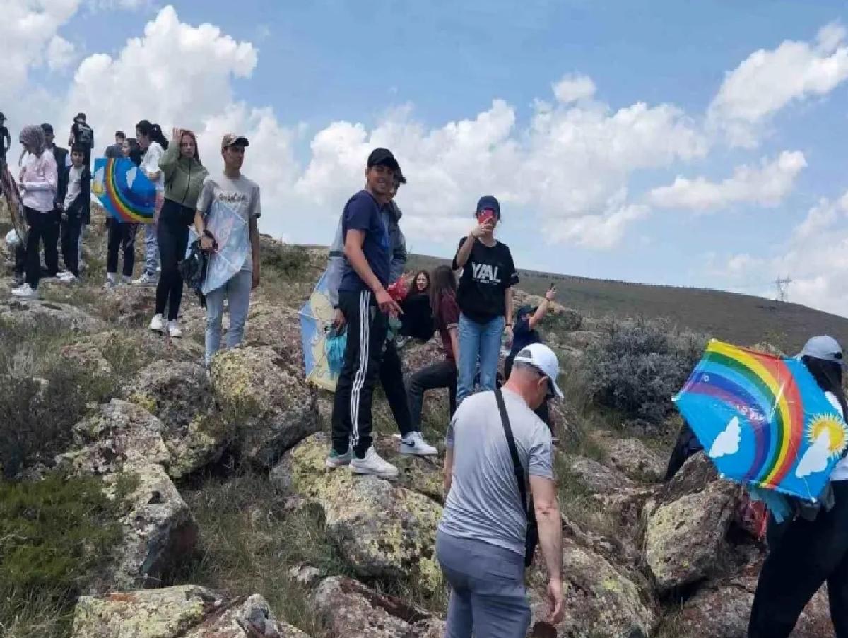 Niğde’de 19 Mayıs Coşkusu: Gençlik Yürüyüşü ve Uçurtma Şenliği
