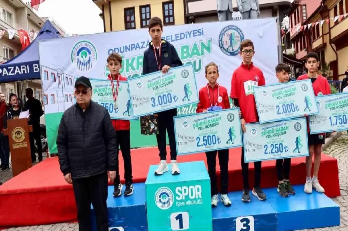 Odunpazarı’nda 19 Mayıs Bayramı Anısına Şükrü Saban Yol Koşusu Düzenlendi