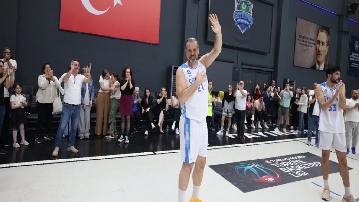 Oğuz Savaş, mesleğini Çayırova Belediyesi formasıyla bitirdi