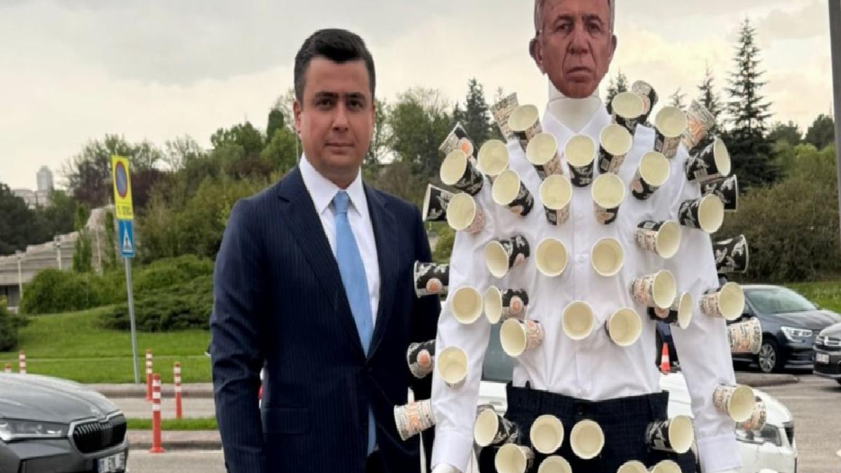 Osman Gökçek, Meclis’e Mansur Yavaş maskeli cansız model getirdi