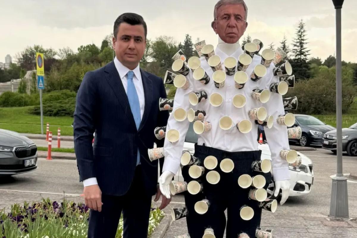 Osman Gökçek, Meclis’e Yavaş maskeli cansız modelle geldi