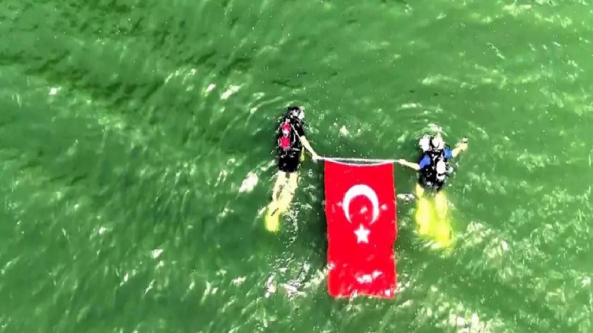 Ovacık’ta Dalgıçlar Türk Bayrağını Su Altında Açtı
