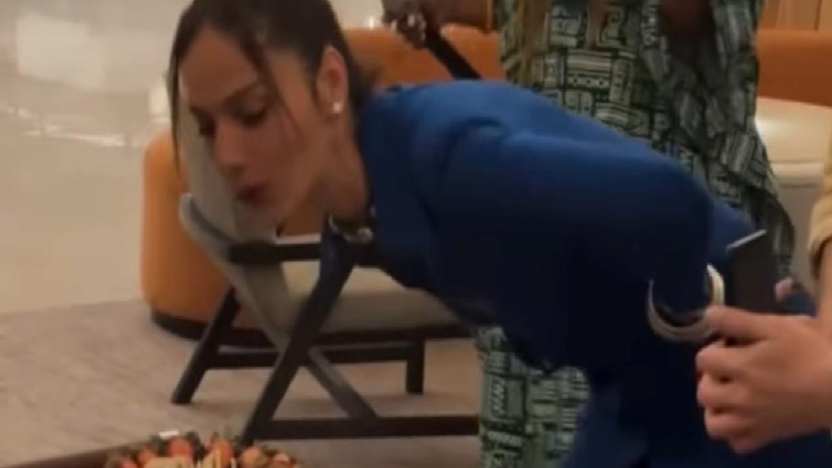 Oyuncu Gülcan Arslan doğum günü stili!  Elbisenin düğmelerini kapatmadı