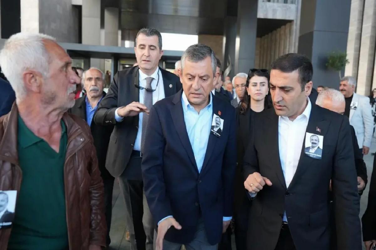 Özel, yumruklu hücumla ilgili bir ismi işaret etti: Tertibin içinde değilse de sorumlu