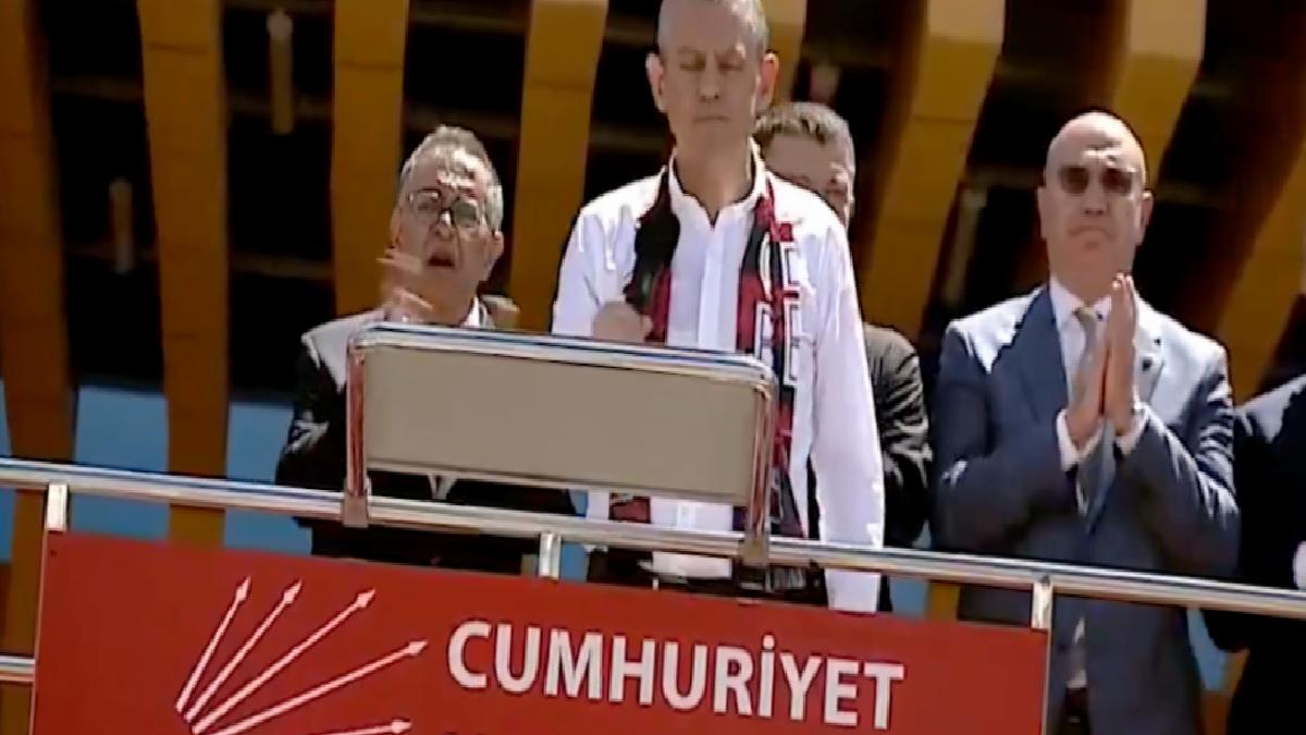 Özgür Özel, Sırrı Süreyya için Fatiha yerine alkış istedi