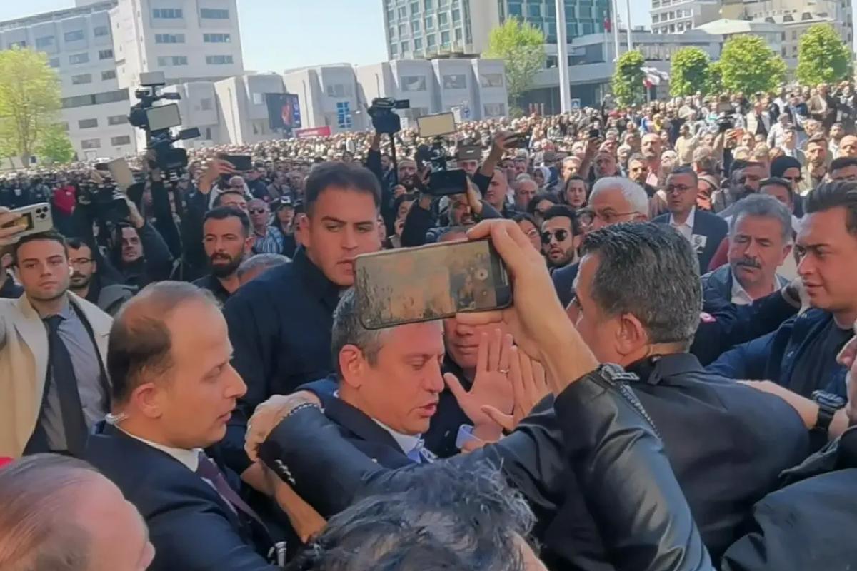 Özgür Özel’e AKM çıkışı yumruklu taarruz