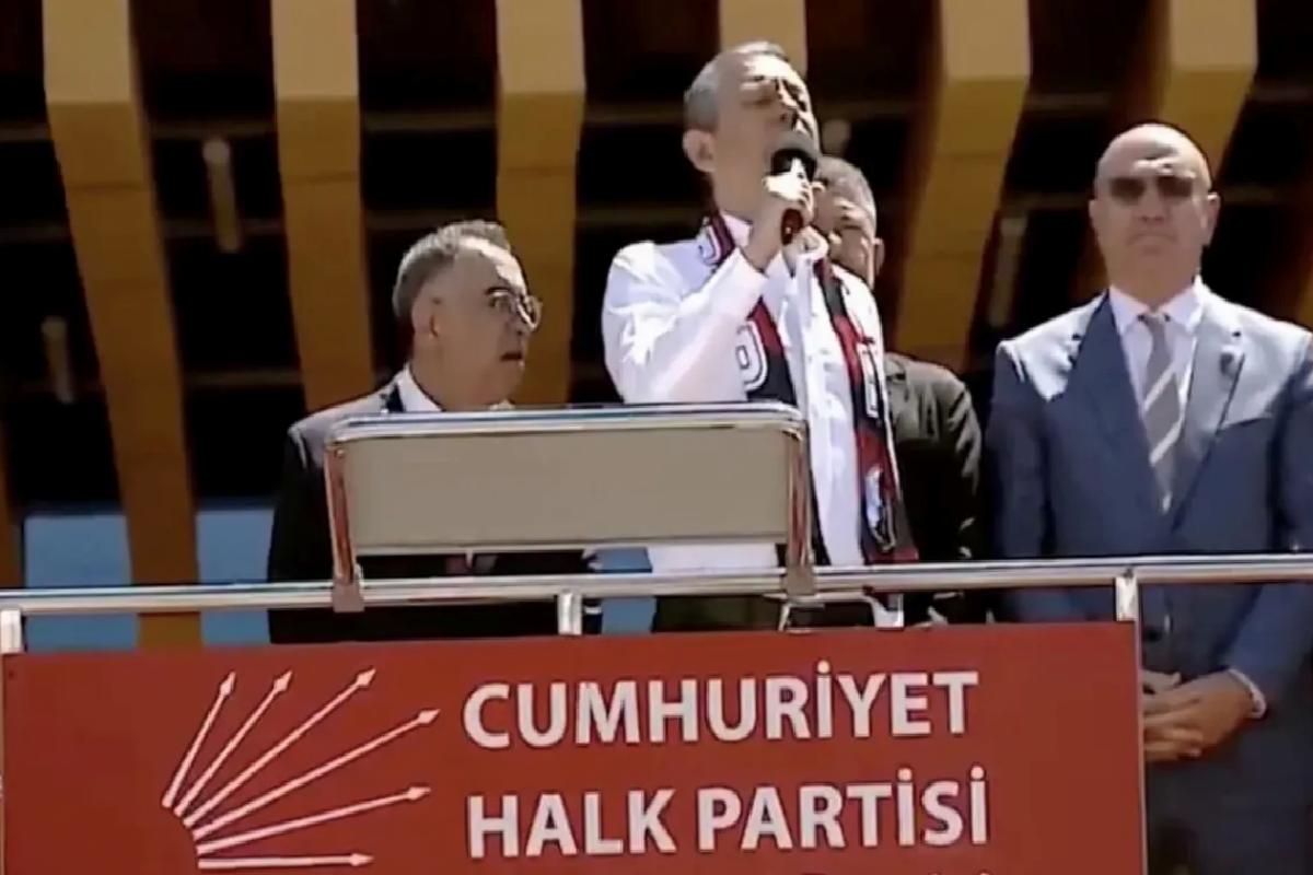 Özgür Özel’in Van mitingine damga vuran çıkış: Sırrı Süreyya Başkan’ın ruhu için…