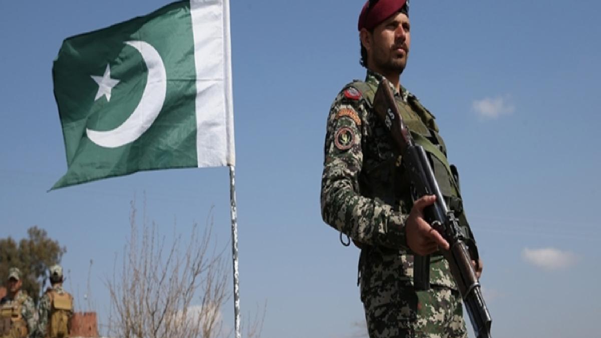 Pakistan’da askeri araca bombalı atak düzenlendi