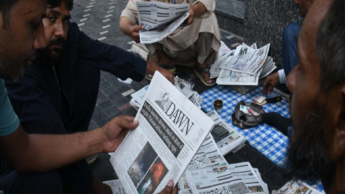 Pakistan’da gazeteler Hindistan’ın taarruzlarını manşet yaptı