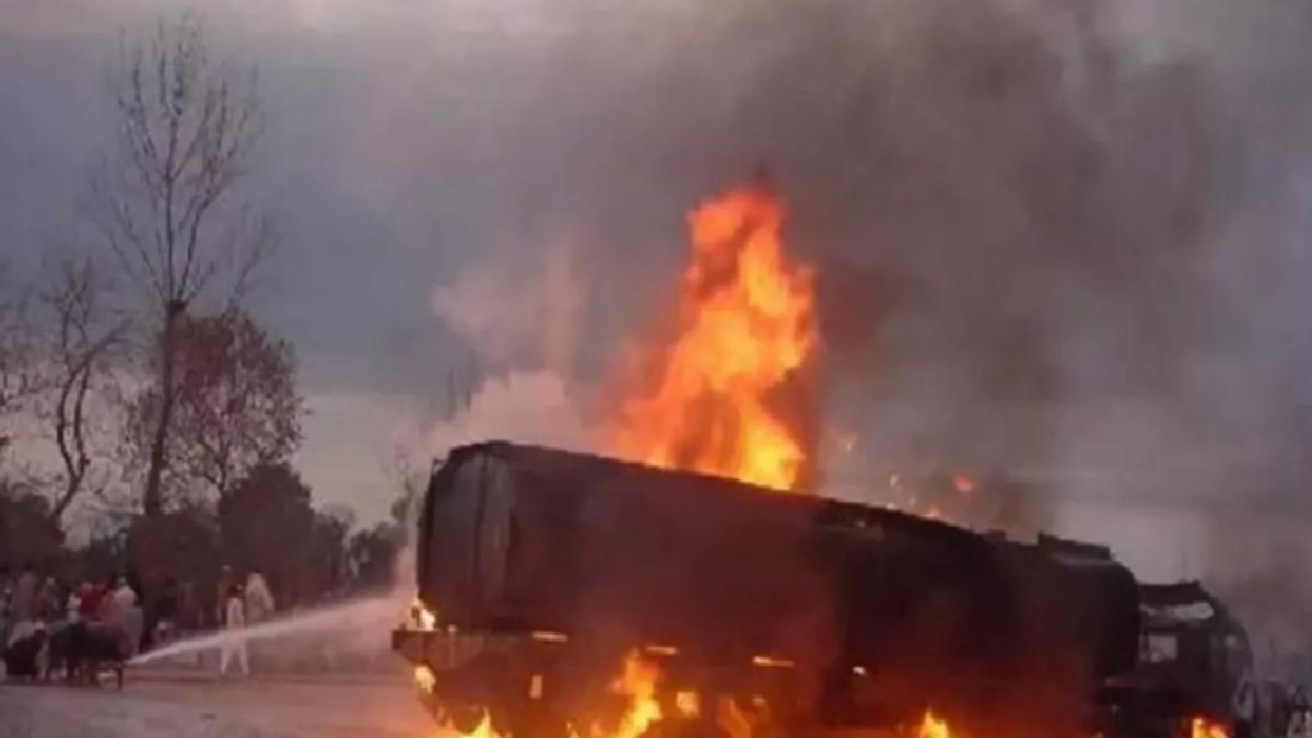 Pakistan’da yakıt tankeri patladı: 19 meyyit