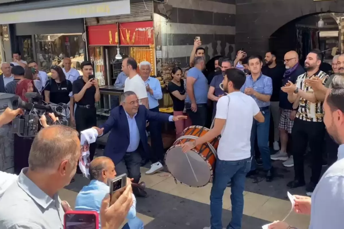 PKK’nın kendini feshetmesi Diyarbakır’da halaylarla kutlanıyor