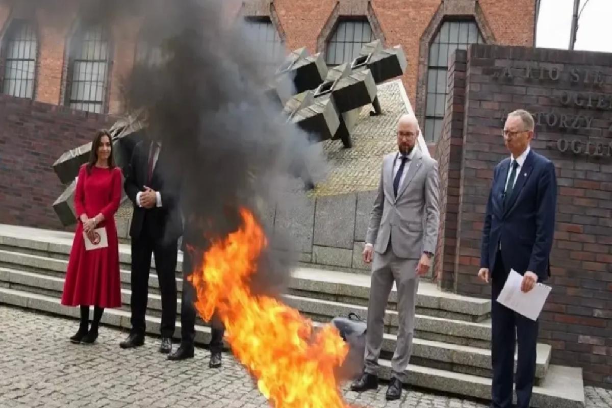 Polonya’da cumhurbaşkanı adayından ilgin protesto! AB bayrağıyla ayakkabılarını sildi