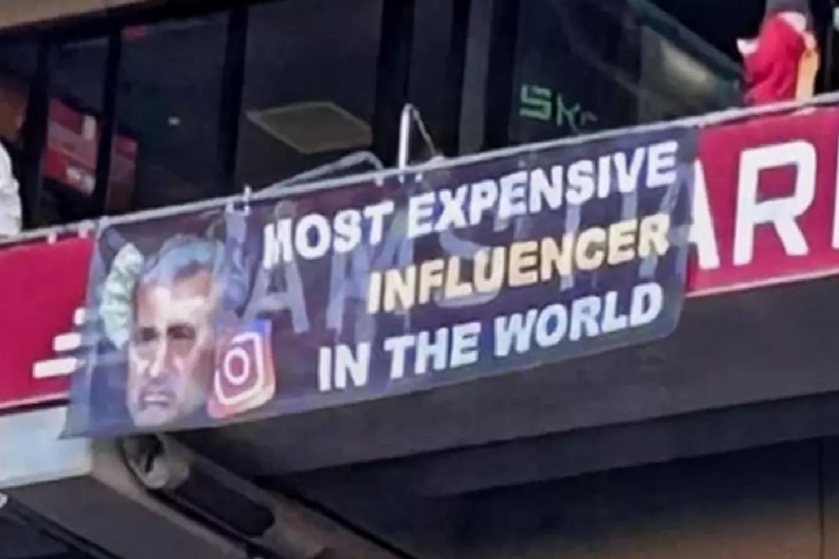 RAMS Park’ta şampiyonluk maçı öncesi Mourinho pankartı