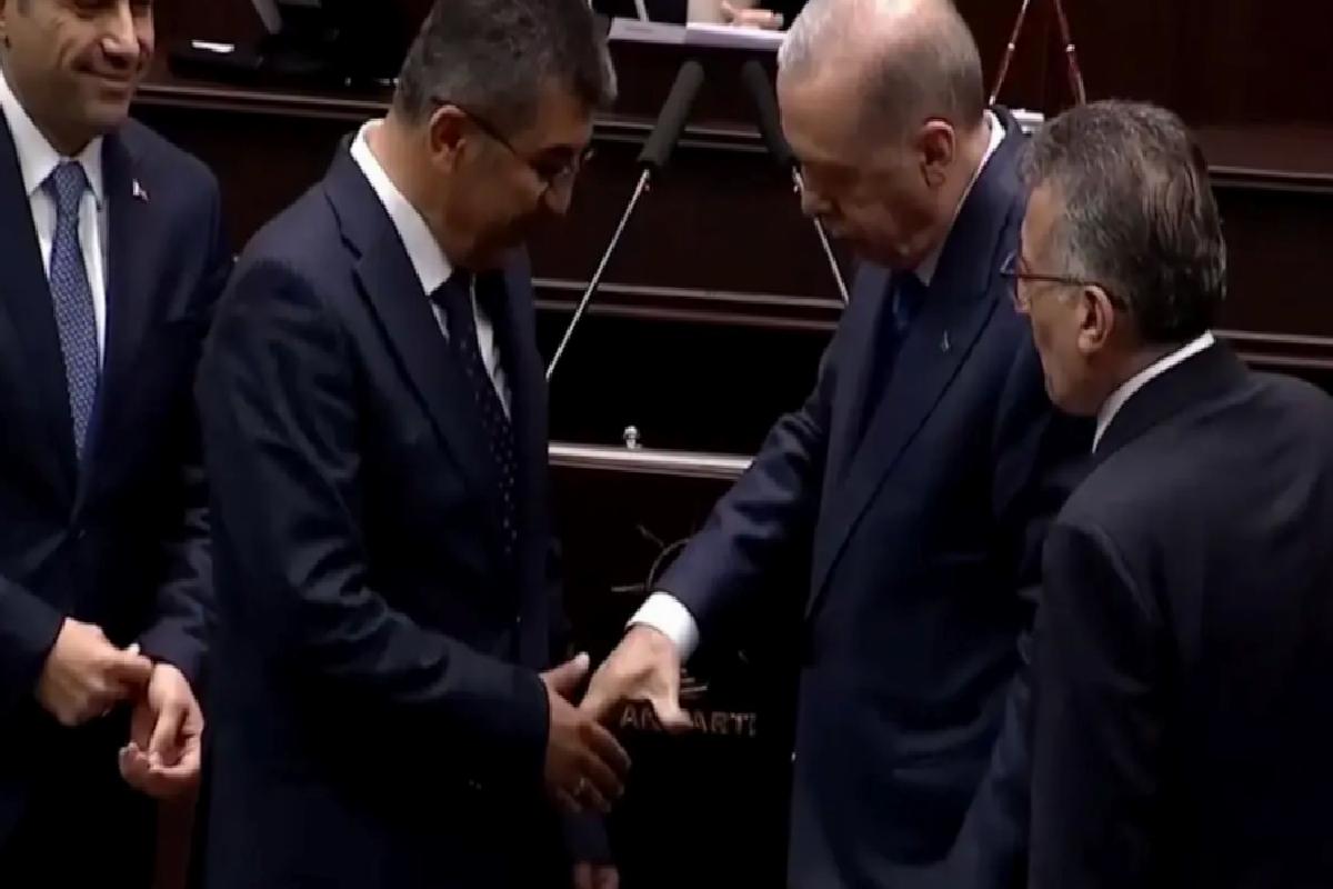 Rozet takma merasimine Erdoğan’ın sorusu damga vurdu: Hangi partiden, nereden geldi?