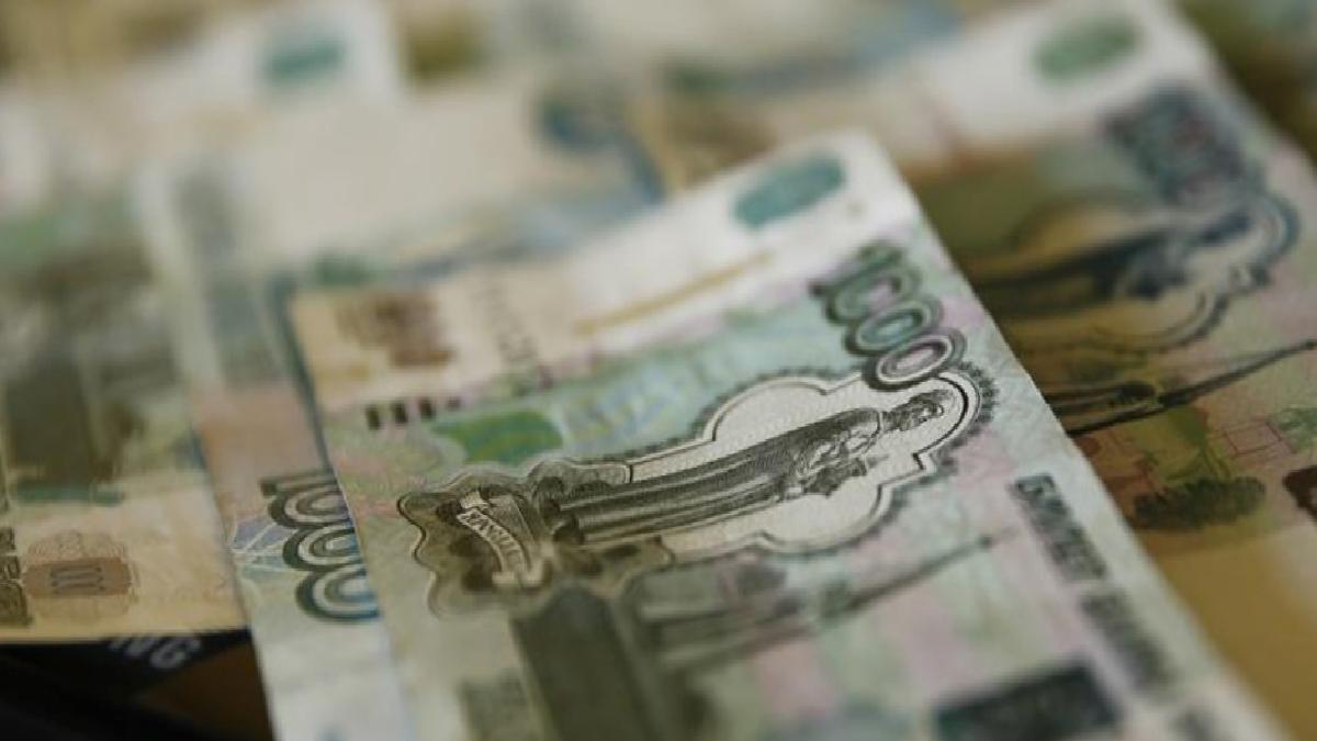 Ruble, dolar karşısında güçlenmeye devam ediyor