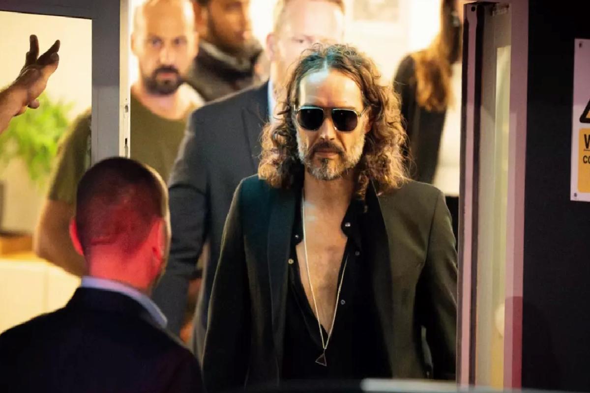 Russell Brand, tecavüz ve cinsel atak suçlamalarıyla mahkemeye çıktı
