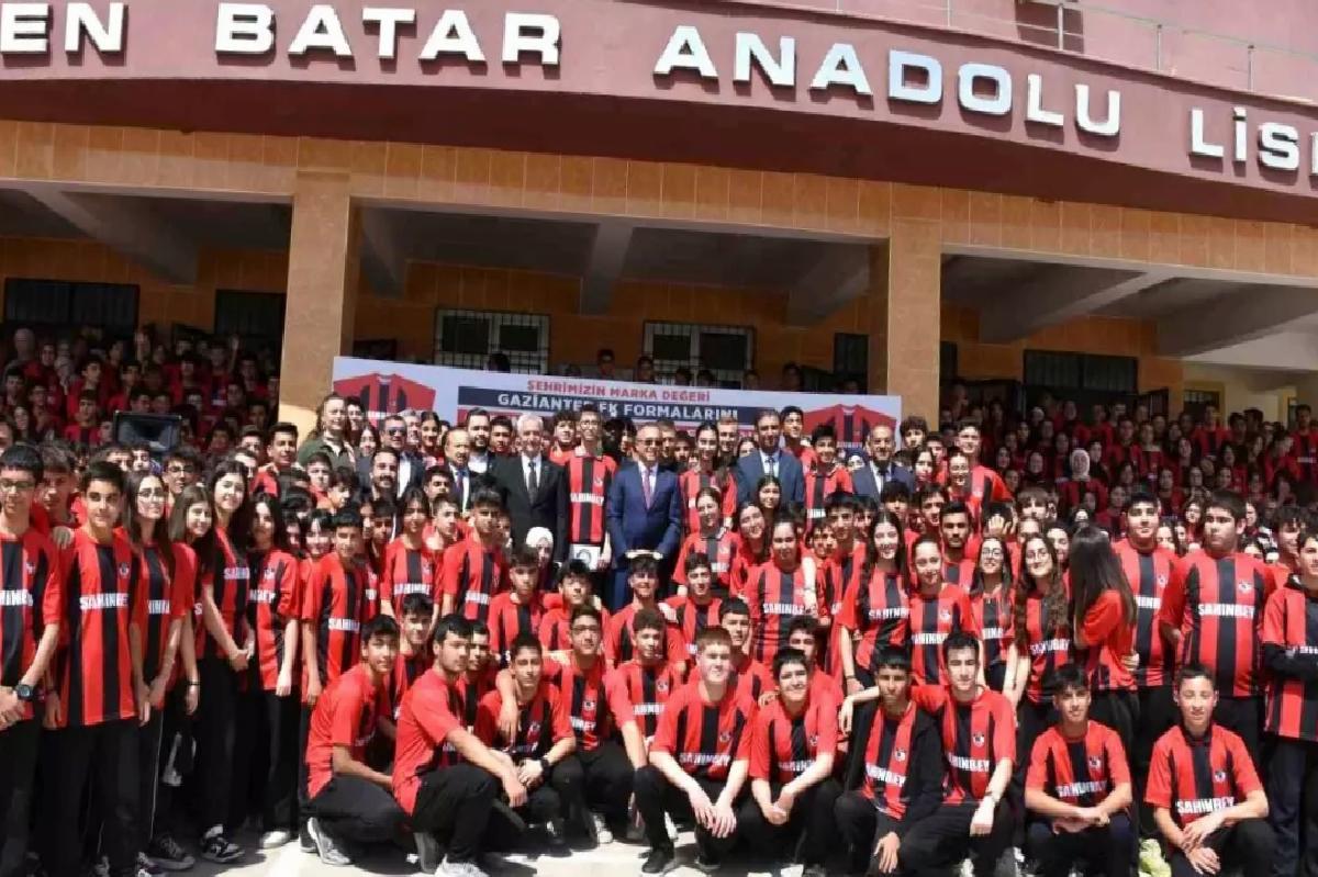 Şahinbey Belediyesi, Öğrencilere 160 Bin Gaziantep FK Forması Dağıttı