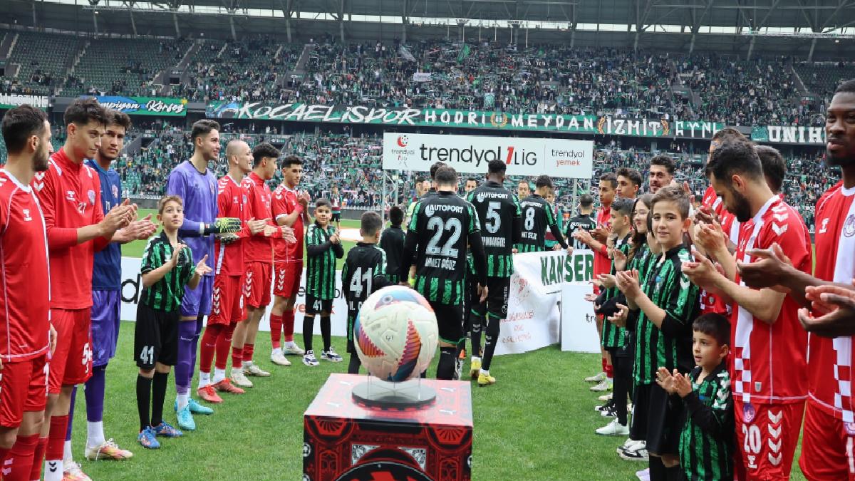 Şampiyon Kocaelispor, son maçında alkışlarla karşılandı