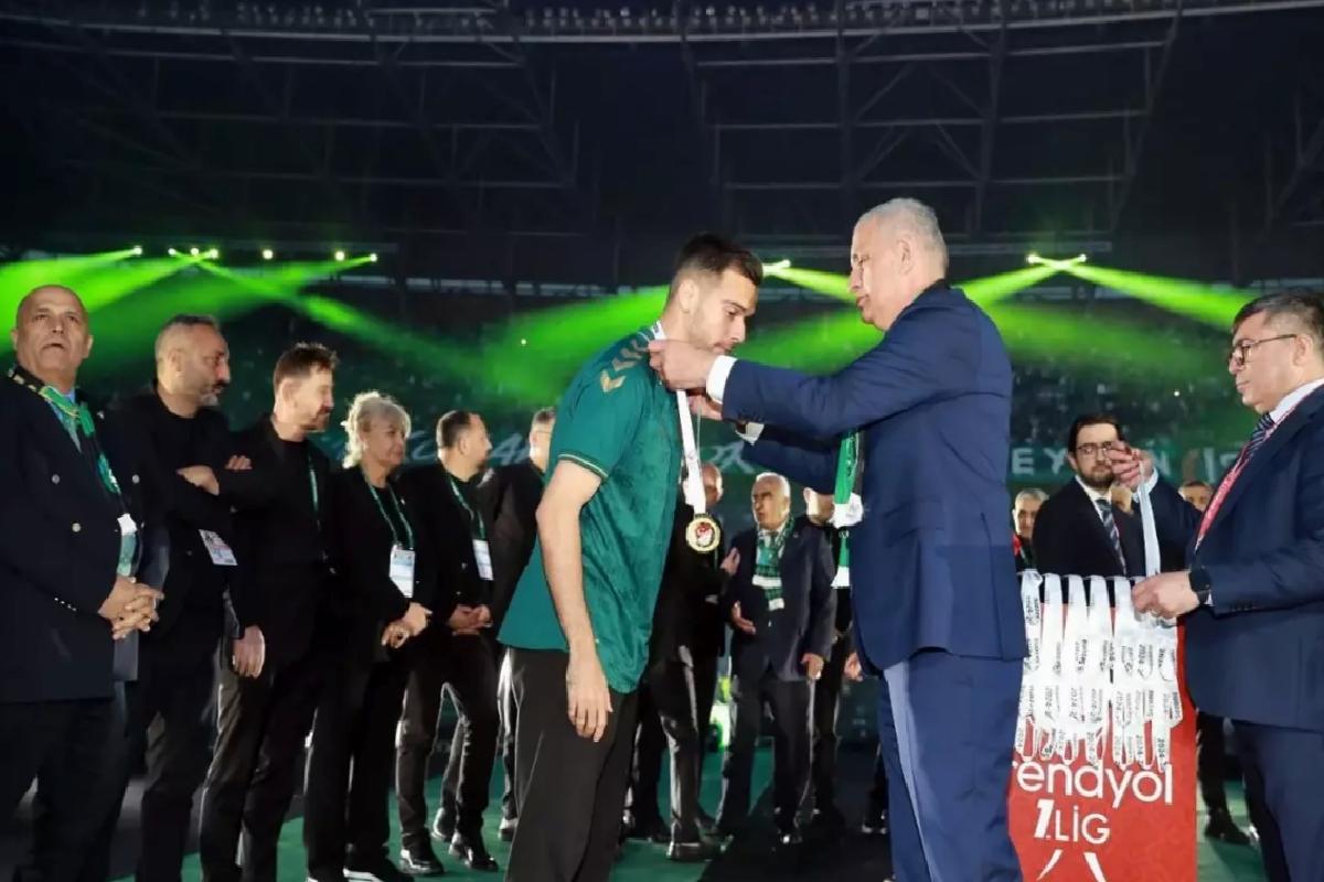 Şampiyonluk merasiminde İbrahim Hacıosmanoğlu’na soğuk duş